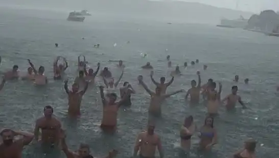 İstanbul Bebek’te Yağmurlu Günde Denize Giren Cesur Kalabalık