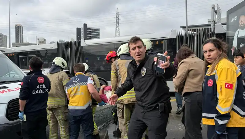 Metrobüs Kazası İstanbul'u Sarstı: Seferler Durduruldu, Hayatını Kaybedenler Var